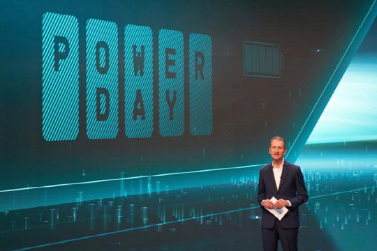 지난 15일(현지시간) 독일 볼프스부르크에서 열린 폭스바겐그룹 '파워데이' 행사에서 헤르베르트 디스 폭스바겐그룹 회장이 모두 발언을 하고 있다. <아우디폭스바겐코리아 제공>